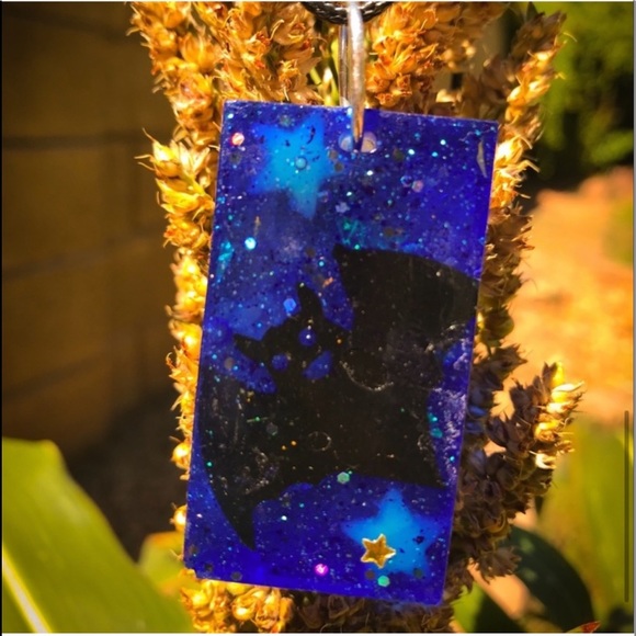 New Handmade Glow In The Dark Blue & Black Bat Necklace Great For Halloween - Picture 7 of 11
